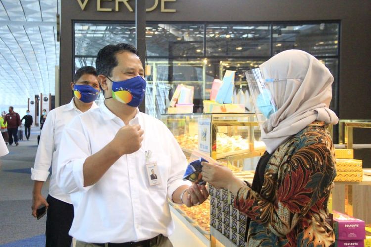 Pembagian masker kain gratis di Terminal 3 Bandara Soekarno-Hatta