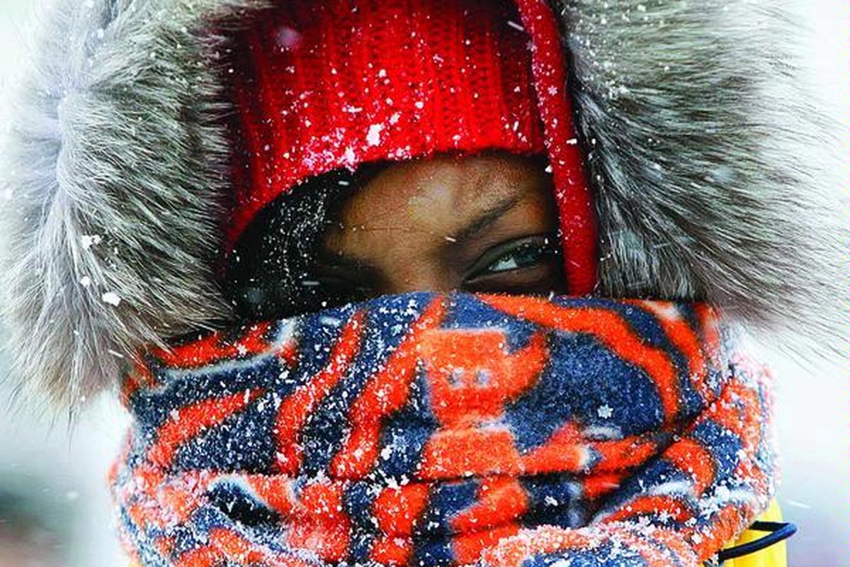 Janise Ford, seorang pendukung klub Chicago Bears, mencoba melindungi dirinya dengan baju hangat saat terjadi badai salju pada pertandingan liga NFL di Soldier Field, Chicago, Minggu (12/12). Badai salju dahsyat yang melanda kawasan Midwest, AS, membuat jalan-jalan raya tertutup, penerbangan dibatalkan, dan atap sebuah stadion runtuh.