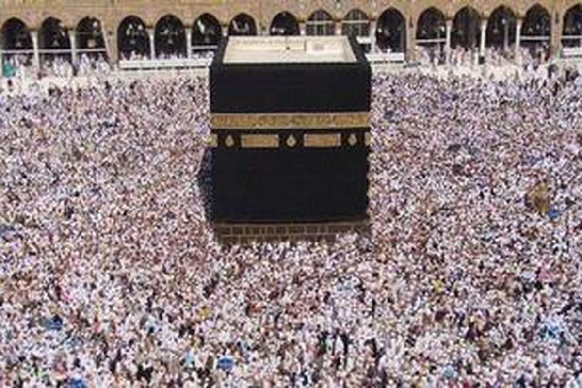 Jemaah haji melakukan ibadah tawaf, mengelilingi Kabah yang terletak di dalam kompleks Masjidil Haram, pada musim haji 2010.