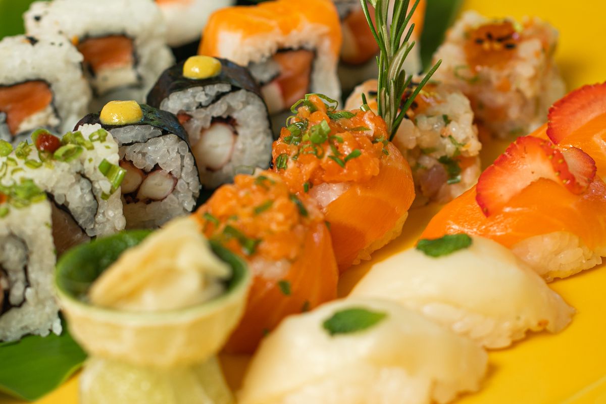 Ilustrasi olahan sushi nigiri menggunakan topping gonad bulu babi