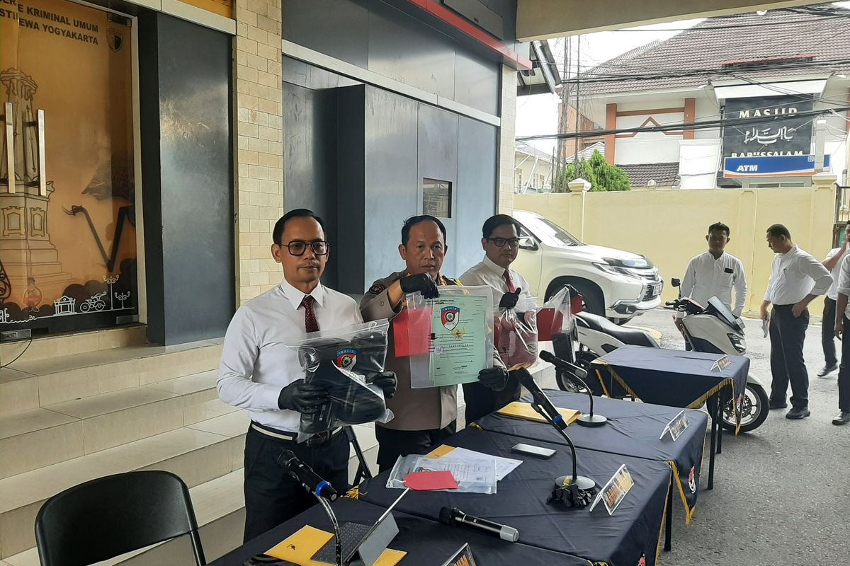 Dirreskrimum Polda DIY Kombes Pol FX Endriadi menunjukan barang bukti, dalam jumpa pers di Mapolda DIY, Rabu (7/02/2024).