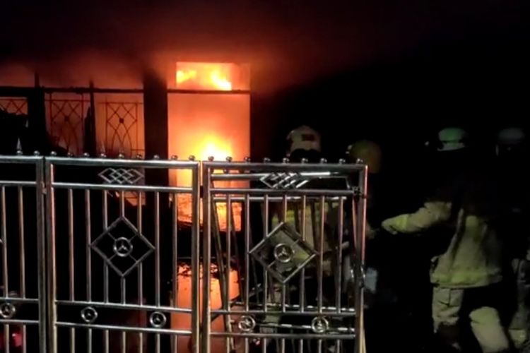 Sebuah rumah yang dijadikan gudang minyak goreng di RT 007 RW 002 Kelapa Dua Wetan, Ciracas, Jakarta Timur, dilanda kebakaran, Rabu (2/2/2022) dini hari.