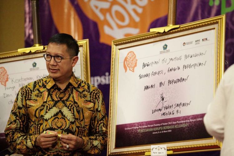 Menteri Agama Lukman Hakim Saifuddin seusai menandatangani pernyataan ajakan bagi para perempuan ikut aktif dalam pencegahan korupsi, sebagai bagian dari Sosialisasi Program Pencegahan Korupsi Training of Trainer (ToT) bertema Pencegahan Korupsi Berbasis Keluarga yang berlangsung di Jakarta, Kamis (8/3/2018)