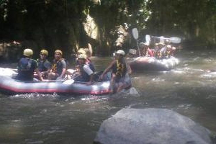 Rafting di Sungai Ayung, Gianyar, Bali, tempat bertemunya berbagai bangsa, menyatu dalam derasnya arus air.