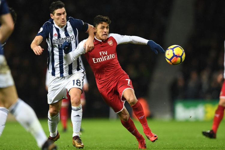 Alexis Sanchez dibayang-bayangi Gareth Barry saat Arsenal bertandang ke markas West Bromwich Albion pada laga pamungkas tahun di The Hawthorns, Minggu (31/12/2017).