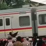 Video Viral Pelemparan Batu ke KRL di Pinggir Rel, Pelaku Diduga Gangguan Jiwa