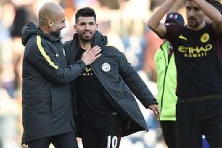 Manajer Manchester City, Josep Guardiola, bergembira bersama Sergio Aguero seusai timnya menang di kandang Burnley, Sabtu (26/11/2016). 