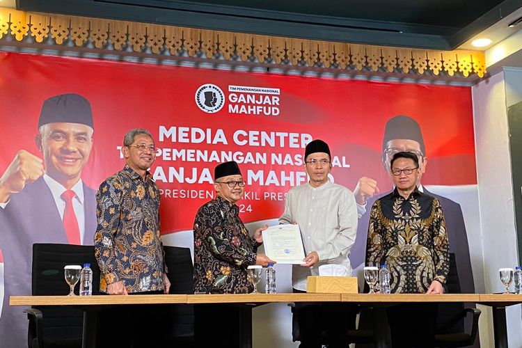 PP Muhammadiyah menyambangi markas Tim Pemenangan Nasional (TPN) Ganjar-Mahfud di Jalan Cemara Nomor 19, Menteng, Jakarta Pusat, Kamis (9/11/2023). 