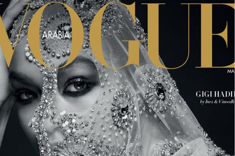 Gigi Hadid dalam sampul Vogue Arabia, Maret 2017, hasil bidikan kamera Inez dan Vinoodh.