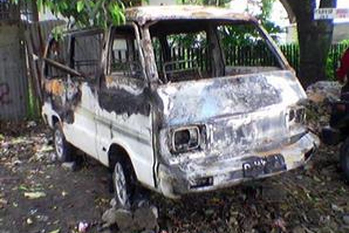 Bangkai mobil yang dibakar oleh gerombolan pengendara sepeda motor, Kamis (26/2) dinihari di Cisangkuy, Bandung.