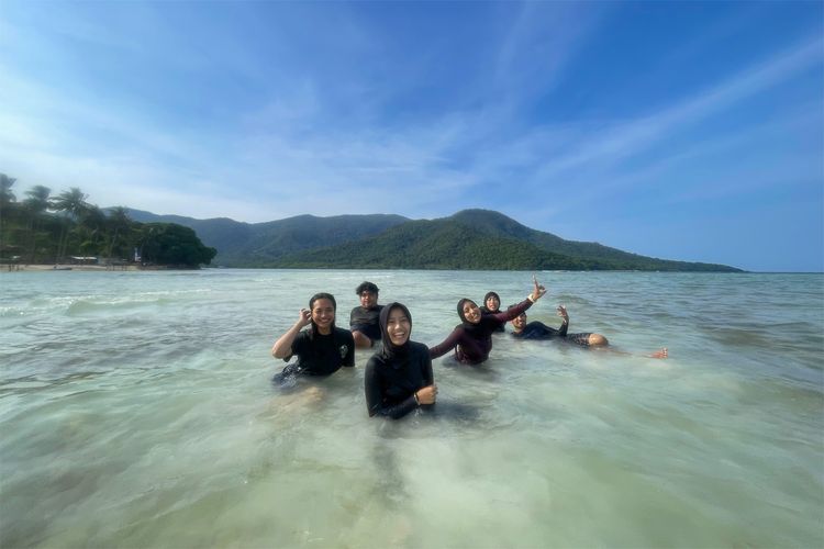 Wisatawan bermain di Pantai Bobby Karimunjawa.