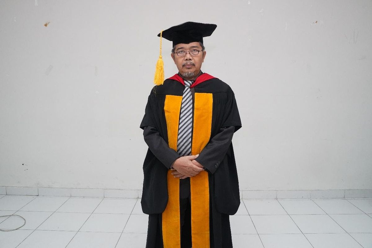 Guru Besar Bidang Ilmu Teknologi Telekomunikasi  Universitas Pendidikan Indonesia Prof. Dr. Enjang Akhmad Juanda, M.Pd., MT.