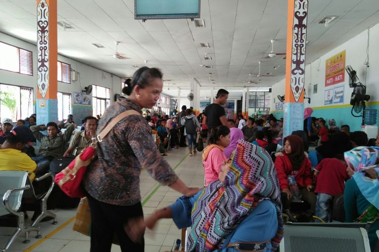 Calon penumpang mudik Lebaran di Pelabuhan Kumai, Kalimantan Tengah, Kamis (29/6/2017)