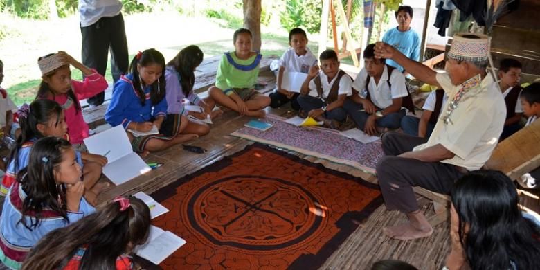 Dalam foto yang dirilis Kementerian Pendidikan Peru ini, terlihat anak-anak dari sebuah suku di pedalaman Amazon tengah mempelajari bahasa asli mereka untuk mencegah kepunahan budaya lokal.