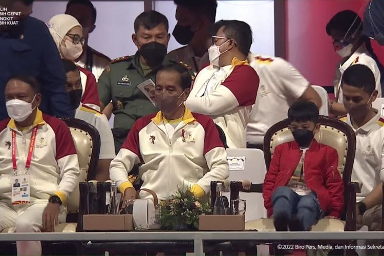 Presiden Joko Widodo menghadiri upacara penutupan ASEAN Para Games 2022 di Stadion Manahan, Solo, didampingi oleh cucu pertamanya, Jan Ethes, Sabtu (6/8/2022).