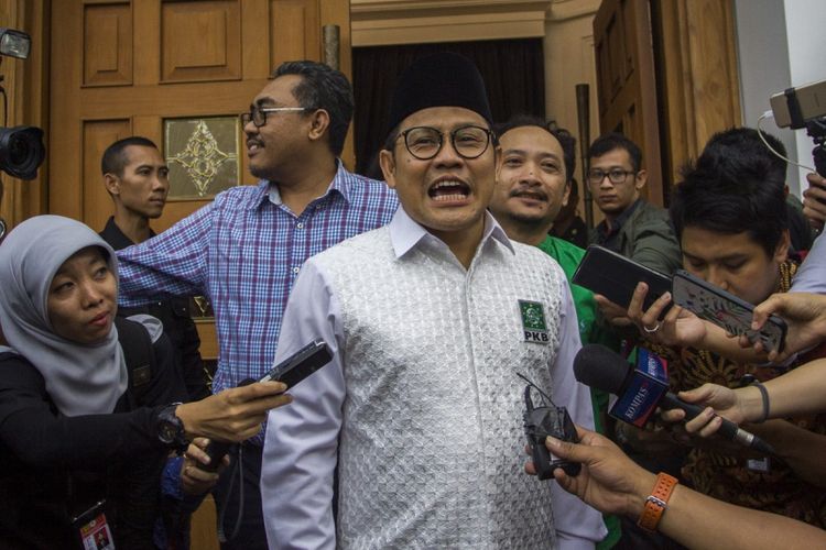 Ketua Umum PKB Muhaimin Iskandar (tengah) bersiap melakukan pertemuan dengan pimpinan partai dan sekjen partai pengusung Capres Joko Widodo di Jakarta, Kamis (9/8). Hasil pertemuan tersebut memutuskan KH Maruf Amin sebagai cawapres yang akan mendampingi Jokowi pada Pilpres 2019. ANTARA FOTO/Galih Pradipta/aww/18.