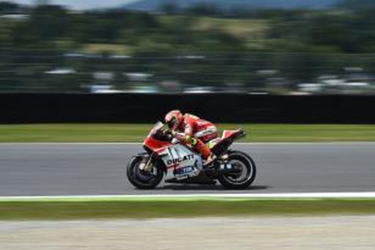 Pebalap Ducati asal Italia, Andrea Iannone, memacu motornya pada sesi kualifikasi GP Italia di Sirkuit Mugello, Sabtu (30/5/2015).