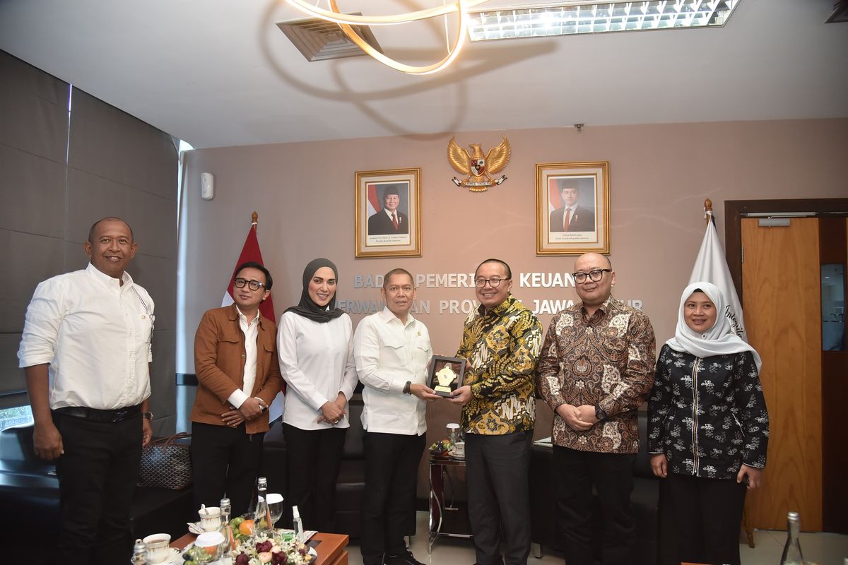 Wakil Ketua DPR RI Adies Kadir saat melakukan kunjungan kerja ke Kantor BPK Perwakilan Provinsi Jawa Timur di Surabaya, Selasa (17/6/2025). 