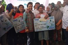 Menteri Rini Beri Kuis Berhadiah Rp 100.000, Ibu-ibu Berebut Uang