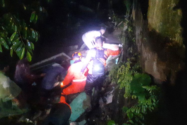 Proses evakuasi jenazah seorang ibu yang tertimbun reruntuhan bangunan ambruk di Kampung Pamuruyan, Desa Cisarua, Kecamatan Nagrak, Sukabumi, Jawa Barat, Minggu (3/12/2023).