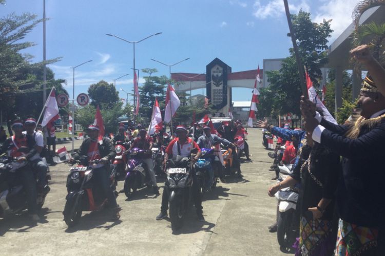 Pawai Merah Putih yang dilakukan  masyarakat di wilayah PLBN Skouw dalam rangka memperingati HUT ke-78 Indonesia, di PLBN Skouw, Kampung Mosso, Distrik Muara Tami, Kota Jayapura, Papua, Kamis (17/8/2023).