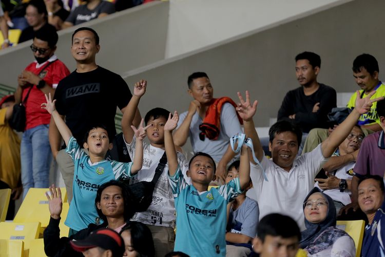 Pelatih Persis Solo Sofie Imam dari tribun menyaksikan laga semifinal Piala Dunia U17 2023 Indonesia yang berlangsung di Stadion Manahan Solo, Selasa (28/11/2023) sore.