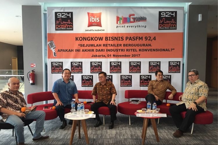 Suasana diskusi mengenai nasib industri ritel konvensional yang digelar oleh radio PAS FM di Hotel Ibis, Jakarta Barat, Rabu (1/11/2017). Dalam diskusi ini, turut serta Ketua Umum Asosiasi Pemasok Pasar Modern Indonesia Susanto, anggota Komisi VI DPR RI Darmadi Durianto, CEO Sogo Department Store Handaka Santosa, dan Ketua Umum Asosiasi Pengusaha Ritel Indonesia Roy Nicholas Mandey. 