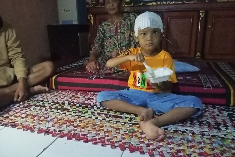 Syahrul Mubarok (6) tahun, mengalami luka serius di bagian kepalanya. Syahrul harus kehilangan tempurung kepala lantaran terseret kereta api tak jauh dari rumahnya satu hari menjelang hari Idul Fitri atau Minggu (1/5/2022).