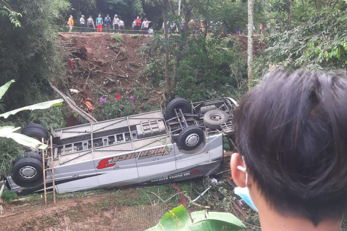 Bus yang terjun ke jurang sedalam lebih kurang 10 meter di Tanjakan Cae, Desa Sukajadi, Kecamatan Wado, Kabupaten Sumedang, Jawa Barat, Kamis (11/3/2021).