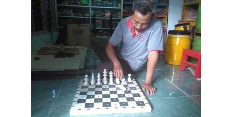 Muchammad Sururi perajin papan catur khusus untuk penyandang tuna netra, Kamis (26/2/2016).