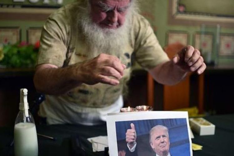 Antonio Vazquez, pria asal Meksiko yang dikenal sebagai Penyihir Terhebat, mengguna-guna Donald Trump dengan memakai foto Presiden Amerika Serikat itu. 