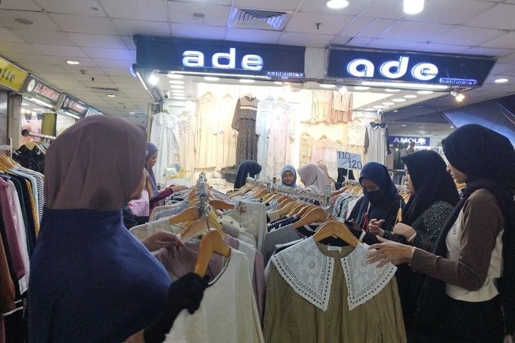 Sejumlah pengunjung menyerbu baju di Pasar Tanah Abang BLok A, Jakarta Pusat, Senin (1/4/2024).