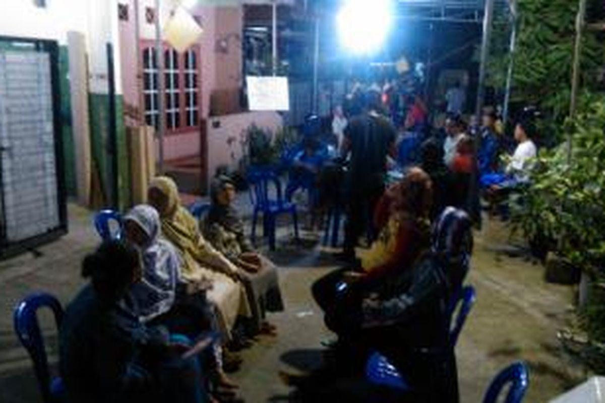 Suasana di sekitar rumah duka, Serda Amir Asmono Abdullah, Jl. Kyai Jalak B 169 Rt 08/01, Semper Timur, Cilincing, Jakarta Utara. Amir diketahui merupakan suami dari Yunita (34) dan ayah Wildan (3), korban kecelakaan pesawat Hercules jatuh di Medan, Sumatera Utara.