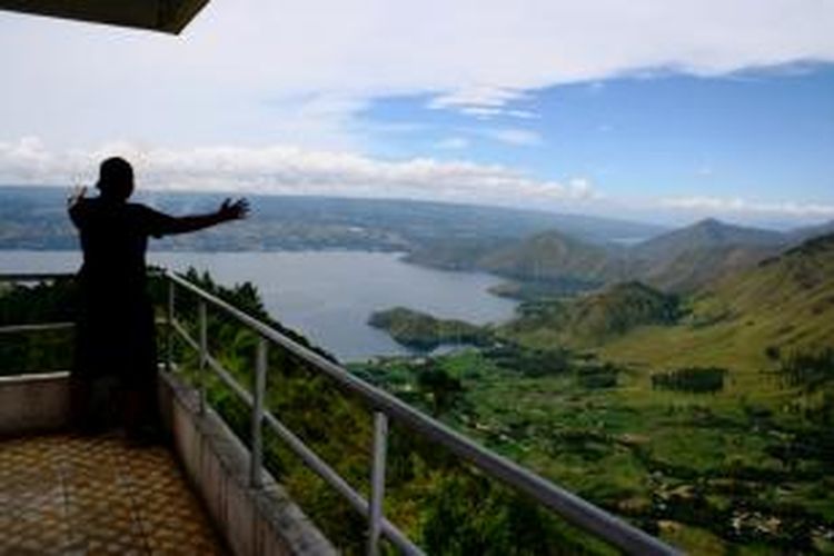 Wisatawan domestik di Menara Pandang Tele melihat panorama Danau Toba dari ketinggian. Menara ini berada di Kabupaten Samosir, Sumatera Utara,