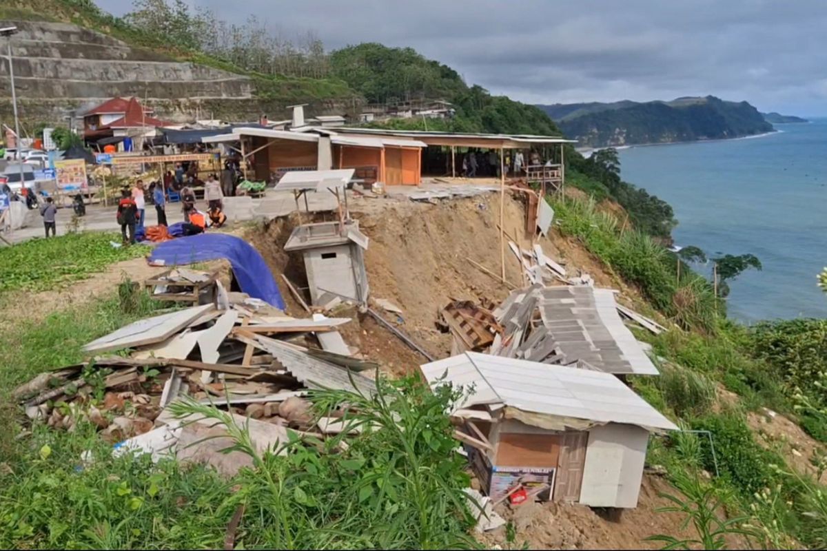 Dua warung di kawasan Jalur Lintas Selatan yang berada di Kecamatan Kalidawir Kabupaten Tulungagung Jawa Timur rusak, terbawa material longsor, Senin (27/10/2025).