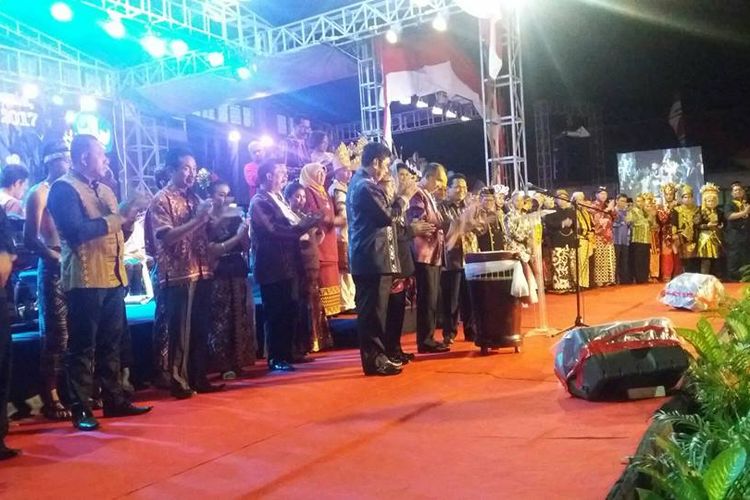 Gubernur Maluku, Said Assagaff saat membuka pemeran besar seni rupa di Taman Budaya Karang Panjang Ambon, Selasa malam (12/9/2017)