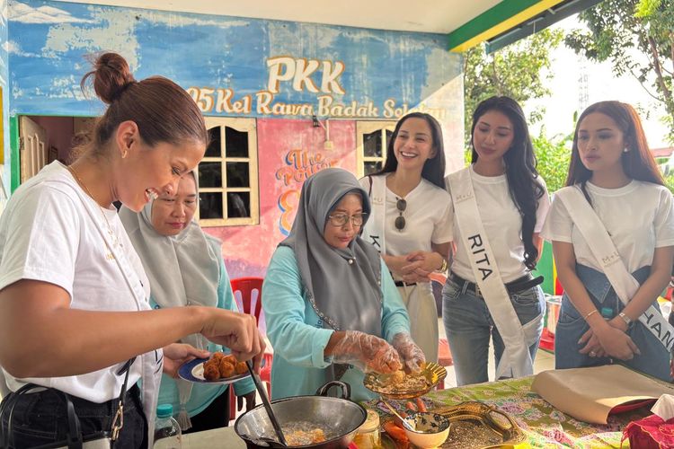 Felitsa, Kirana Larasati, Rita Nurmaliza, dan Rhany Riyanti melakukan edukasi stunting dan memasak masakan sehat nugget dari bahan wortel bersama ibu-ibu PKK di RW 05, Rawa Badak Selatan.