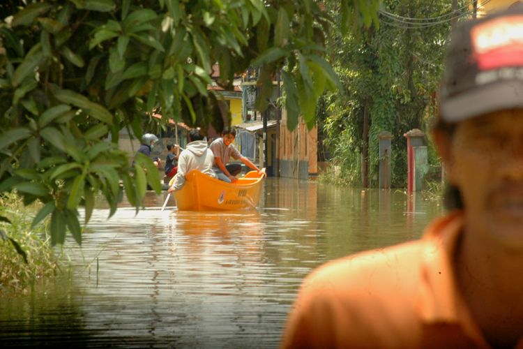 Sejumlah warga terlihat masih bertahan di lokasi Banjir Kabupaten Bandung, Sabtu (9/3/2019). Banjir yang telah merendam beberapa hari ini mengganggu aktivitas mereka, meski begitu perahu menjadi salah satu alat yang membantu aktivitas mereka sehari-hari.