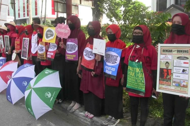 Aktivis perempuan di Padang, Sumbar gelar aksi tutup mulut menuntut penyelesaian RUU Penghapusan Kekerasan Seksual,  Jumat (8/3/2019).