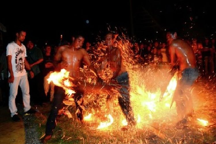 Perang api atau tradisi Sirawu' Sulo di Desa Pongka.