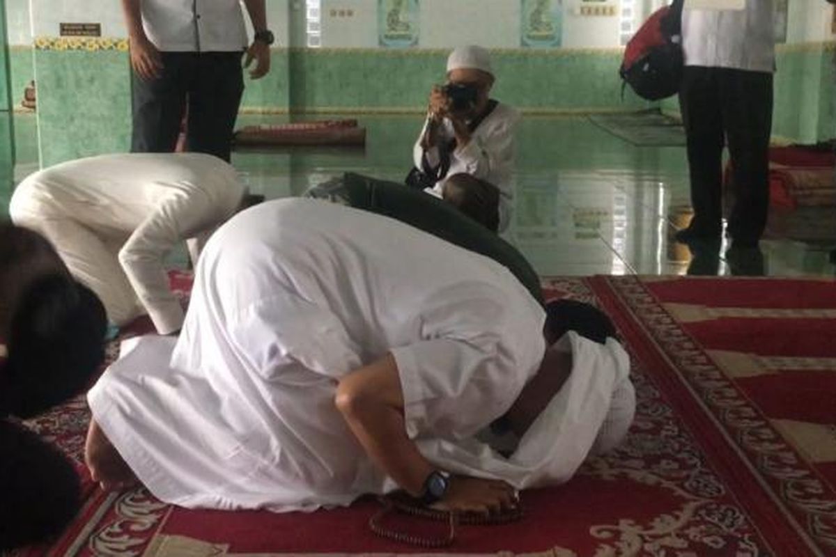 Arifin Ilham dan tersangka kasus bendera Nurul Fahmi saat sujud syukur di Masjid Nur Abu Wizar di Mapolres Metro Jakarta Selatan, Selasa (24/1/2017).