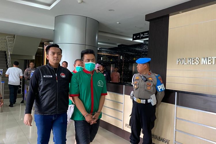 Pesulap Oge Arthemus ditangkap dan ditahan di Mapolres Metro Jakarta Barat atas kasus penggunaan ganja, Selasa (29/8/2023). 