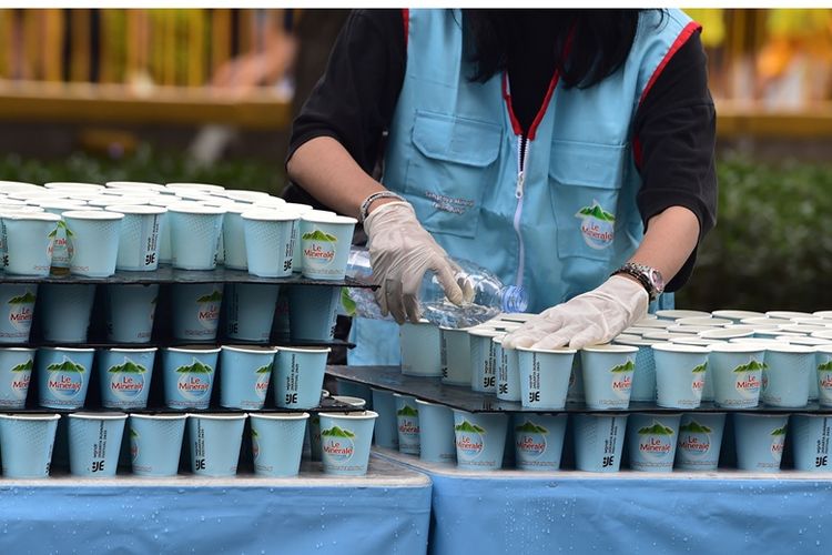 Petugas menyiapkan air mineral Le Minerale di water station Jakarta Running Festival (JRF) 2025. Setiap tahap distribusi dilakukan dengan standar higienitas tinggi untuk menjaga kualitas dan kandungan mineral alami tetap terjaga hingga ke tangan pelari.