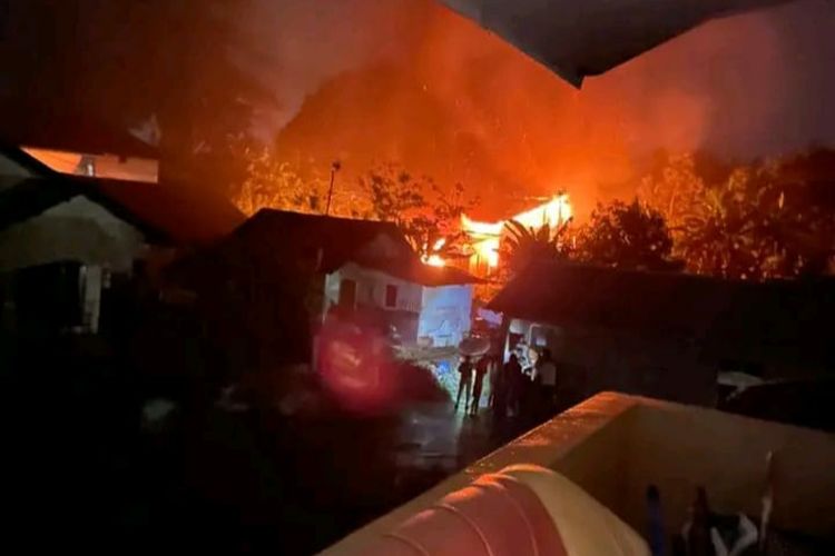 Sebuah bangunan kos-kosan di kawasan Passo, Kecamatan Baguala, Kota Ambon terbakar saat hujan deras mengguyur wilayah itu, Senin malam (1/8/2022)
