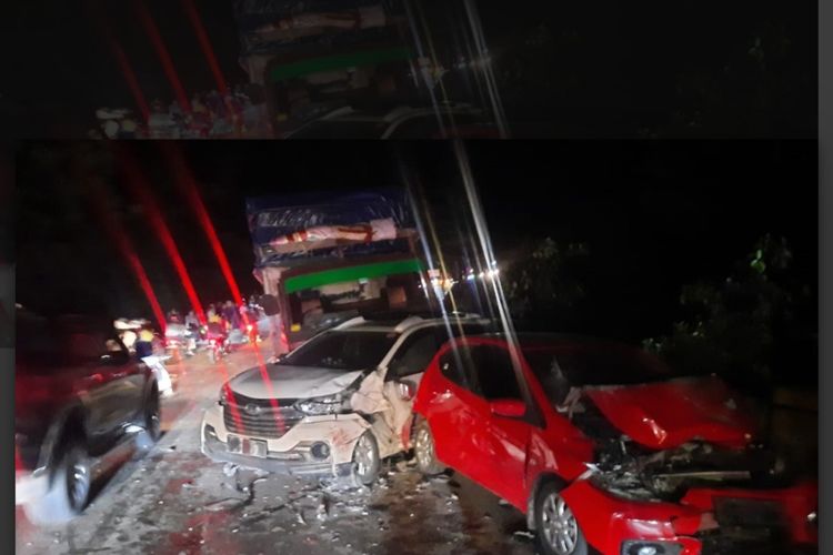 Tabrakan beruntun terjadi di Silaiang yang melibatkan 8 mobil, Jumat (29/7/2022) malam.