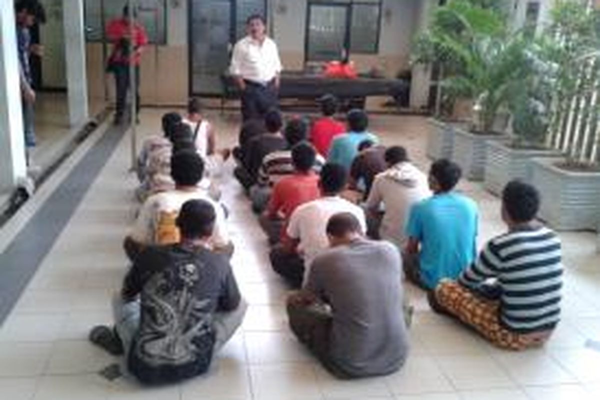 Kedelapan belas anggota kelompok Hercules (duduk di lantai) saat mendapat pengarahan dari polisi di Mapolres Metro Jakarta Barat, sebelum mereka dibebaskan, Senin (16/9/2013). Mereka dibebaskan karena terbukti tidak terlibat penyekapan, penyiksaan dan pemerasan terhadap pedagang asongan di wilayah Kebon Jeruk, Jakarta Barat