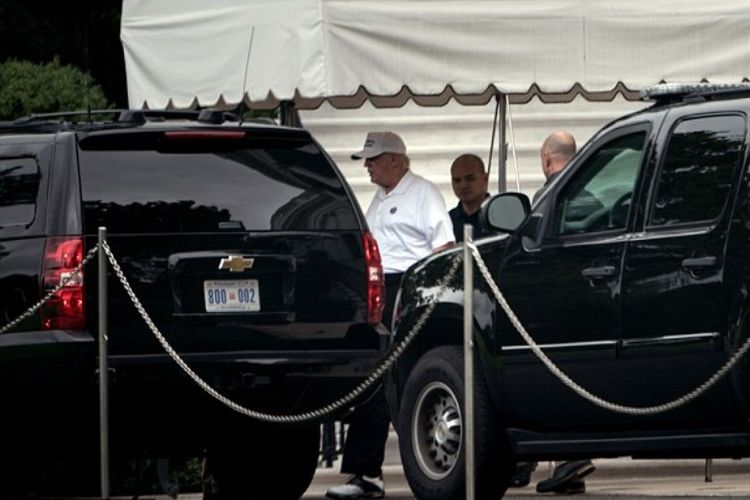 Presiden Amerika Serikat Donald Trump berjalan ke iring-iringan mobil untuk melakukan perjalanan ke Trump National Golf Club dari Gedung Putih pada Sabtu (1/9/2018). (AFP/Brendan Smialowski)