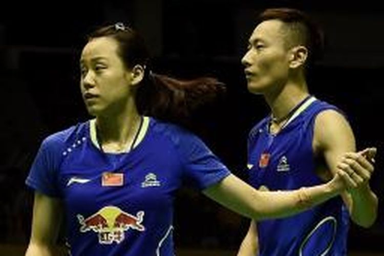 Pasangan ganda campuran Tiongkok, Zhang Nan (kanan)/Zhao Yunlei (L), merayakan kemenangan atas rekan senegara, Xu Chen/Ma Jin, pada laga final Malaysia Terbuka di Putra Stadium, Bukit Jalil, Minggu (5/4/2015). Zhang/Zhao menang 21-16, 21-14.