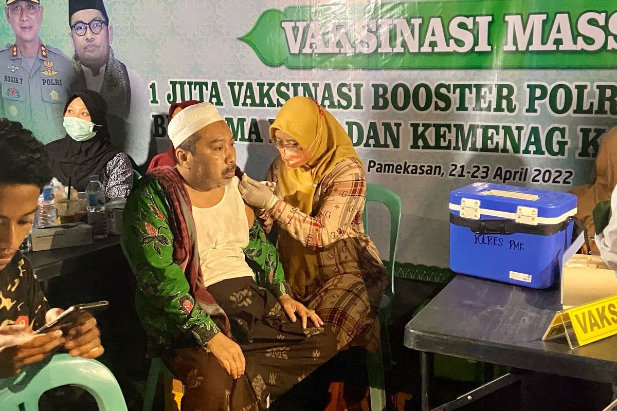 Salah satu kiai dari PCNU Pamekasan saat mengikuti program 1 juta vaksin yang digelar oleh Polres Pamekasan bersama dengan PCNU dan Kemenag Pamekasan pada Kamis (21/4/2022).