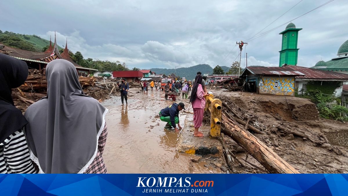 Kisah Ipit Selamat dari Banjir Bandang Solok, Terjebak Lumpur hingga Leher Sambil Gendong Anak